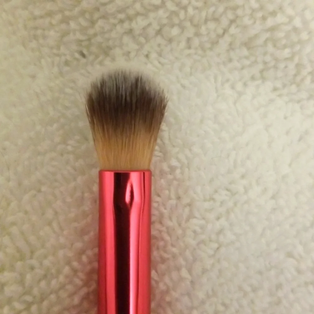 4/25 uncle item. Luna Magic Always On Point Eyeshadow Brush 444